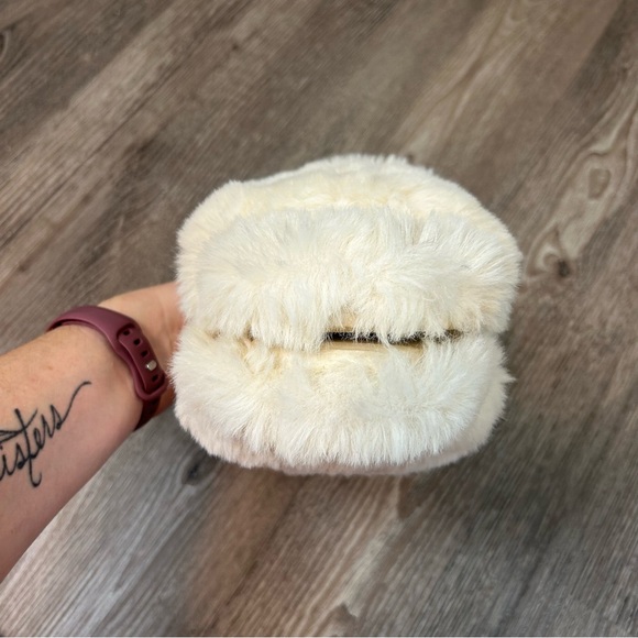 White BSS x KGMTL Fuzzy Slippers - Picture 7 of 12